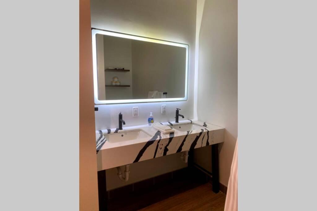 3E-Spacious 2 Bedroom In Oakland, Sleeps 8 Pittsburgh Ngoại thất bức ảnh